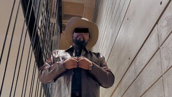 Narcocorridos-Detención De acuerdo con medios locales, el músico habría sido arrestado junto con otras personas y los agentes le incautaron cartuchos para armas de fuego.