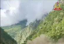 Alud devastador en la frontera de Nepal y Tíbet deja más de un centenar de fallecidos y atrapa a cientos de turistas extranjeros Según la junta de turismo de Nepal, más de 400 personas estaban desaparecidas, entre ellas alrededor de 350 extranjeros, muchos de ellos procedentes de India.