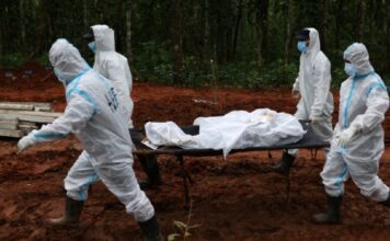 Continúan las labores de búsqueda para dar con el paradero de casi 600 extranjeros tras inundaciones en Nepal Recientemente la cifra de personas muertas se elevó a 919, mientras que más de 4 mil 700 aún no han podido ser localizadas.