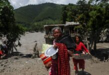 Alrededor de 10 mil familias de Nepal necesitan ayuda urgente a 24 horas de las inundaciones repentinas: OMS La Organización Mundial de la Salud (OMS) alertó este jueves, citando datos de autoridades de Nepal, que unas 10 mil familias del país necesitan ayuda urgente tras la inmensa riada que golpeó ayer una zona fronteriza con el Tibet, dejando un saldo preliminar de 289 muertos.