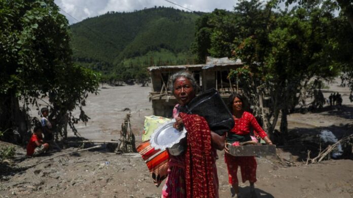 La Organización Mundial de la Salud (OMS) alertó este jueves, citando datos de autoridades de Nepal, que unas 10 mil familias del país necesitan ayuda urgente tras la inmensa riada que golpeó ayer una zona fronteriza con el Tibet, dejando un saldo preliminar de 289 muertos.