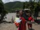 Alrededor de 10 mil familias de Nepal necesitan ayuda urgente a 24 horas de las inundaciones repentinas: OMS La Organización Mundial de la Salud (OMS) alertó este jueves, citando datos de autoridades de Nepal, que unas 10 mil familias del país necesitan ayuda urgente tras la inmensa riada que golpeó ayer una zona fronteriza con el Tibet, dejando un saldo preliminar de 289 muertos.