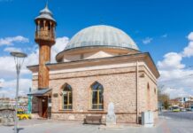 Secuestran a decenas de musulmanes en una mezquita en Nigeria Algunos estados de Nigeria, sobre todo en el centro y noroeste, sufren ataques constantes de bandidos, término usado para designar a bandas criminales que cometen asaltos y secuestros masivos para pedir rescates, que las autoridades tildan en ocasiones de "terroristas".