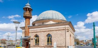 Secuestran a decenas de musulmanes en una mezquita en Nigeria Algunos estados de Nigeria, sobre todo en el centro y noroeste, sufren ataques constantes de bandidos, término usado para designar a bandas criminales que cometen asaltos y secuestros masivos para pedir rescates, que las autoridades tildan en ocasiones de "terroristas".