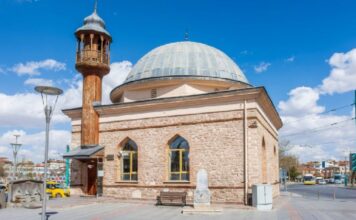 Secuestran a decenas de musulmanes en una mezquita en Nigeria Algunos estados de Nigeria, sobre todo en el centro y noroeste, sufren ataques constantes de bandidos, término usado para designar a bandas criminales que cometen asaltos y secuestros masivos para pedir rescates, que las autoridades tildan en ocasiones de "terroristas".