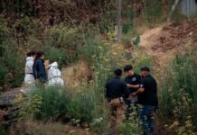 Hallan cuerpo de mujer con arma clavada en el pecho; suman 30 feminicidios en el año en Veracruz Elementos de la policía Ministerial y de Seguridad Pública acordonaron el área mientras peritos en criminalística realizaron las diligencias correspondientes y sugirieron el traslado del cuerpo al Servicio Médico Forense de la ciudad de Orizaba para posibilitar su identificación.