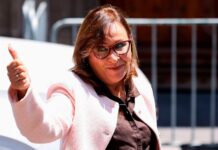 Critican a Rocío Nahle luego de saludar a un obrero de un ingenio en Veracruz y limpiarse la mano En videos se viralizó rápidamente el momento en que la morenista saluda al trabajador y posteriormente se limpia la mano con la que lo saludó y sigue caminando.