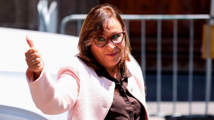 En videos se viralizó rápidamente el momento en que la morenista saluda al trabajador y posteriormente se limpia la mano con la que lo saludó y sigue caminando.