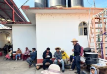 Desplazados de Buenavista, sierra mixteca de Oaxaca, siguen sin poder volver a sus casas Las más de 200 víctimas de desplazamiento forzado, que integran 86 núcleos familiares, han tenido que vivir en un área de la azotea del palacio municipal y otros en casas de parientes, ante las agresiones armadas por parte de habitantes de Yolotepec.