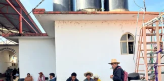 Desplazados de Buenavista, sierra mixteca de Oaxaca, siguen sin poder volver a sus casas Las más de 200 víctimas de desplazamiento forzado, que integran 86 núcleos familiares, han tenido que vivir en un área de la azotea del palacio municipal y otros en casas de parientes, ante las agresiones armadas por parte de habitantes de Yolotepec.