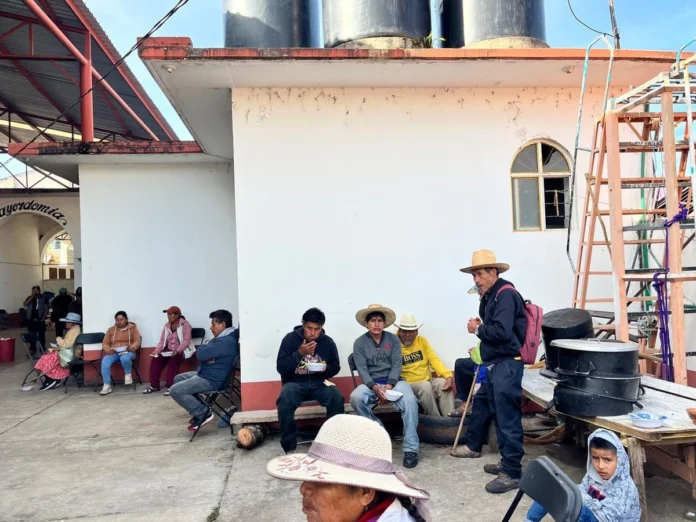 Las más de 200 víctimas de desplazamiento forzado, que integran 86 núcleos familiares, han tenido que vivir en un área de la azotea del palacio municipal y otros en casas de parientes, ante las agresiones armadas por parte de habitantes de Yolotepec.