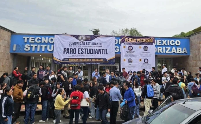 Orizaba-Estudiantes Estudiantes del Instituto Tecnológico de Orizaba (ITO), tomaron las instalaciones escolares para comenzar con un paro, con la finalidad de exigir mejores condiciones para cursar sus carreras, por lo que advirtieron que hasta que sus exigencias no sean escuchadas, el plantel permanecerá tomado.