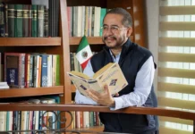 En congreso a puerta cerrada Hugo Eric Flores asume dirigencia del partido PAZ Flores presumió que ha logrado el registro de tres partidos nacionales y dejó claro que éste último, cuyo nombre es Construyendo Sociedades de Paz, pero tuvo que cambiar las siglas de CSP, por orden de la autoridad electoral – ya que es la abreviatura del nombre de presidenta Sheinbaum- por el ¨partido Paz “ no será satélite ni comparsa de Morena”.
