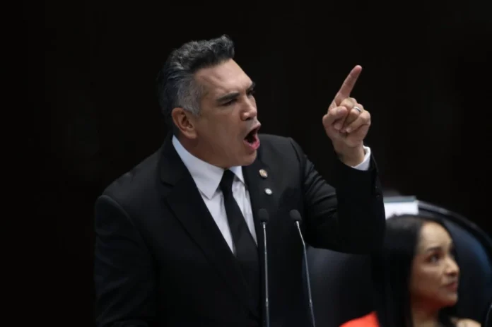 Un juez federal negó la suspensión provisional al líder nacional del PRI, Alejandro Moreno Cárdenas, ante una solicitud de alerta migratoria que se haya emitido en su contra.