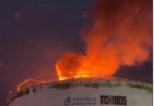 Tercer día. Sigue el incendio en Pajaritos; Pemex descarta lesionados y reporta situación bajo control De acuerdo con reportes de la paraestatal, alrededor de las 17:50 horas del pasado miércoles 19 de agosto, una tormenta eléctrica generó fuego en la válvula superior de la cúpula de un tanque que se encontraba fuera de operación en la Terminal de Almacenamiento y Servicios Portuarios Pajaritos.