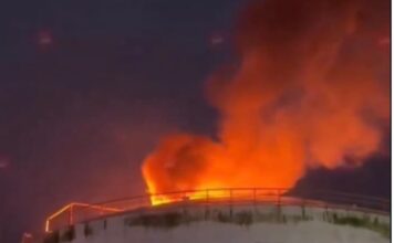 Tercer día. Sigue el incendio en Pajaritos; Pemex descarta lesionados y reporta situación bajo control De acuerdo con reportes de la paraestatal, alrededor de las 17:50 horas del pasado miércoles 19 de agosto, una tormenta eléctrica generó fuego en la válvula superior de la cúpula de un tanque que se encontraba fuera de operación en la Terminal de Almacenamiento y Servicios Portuarios Pajaritos.