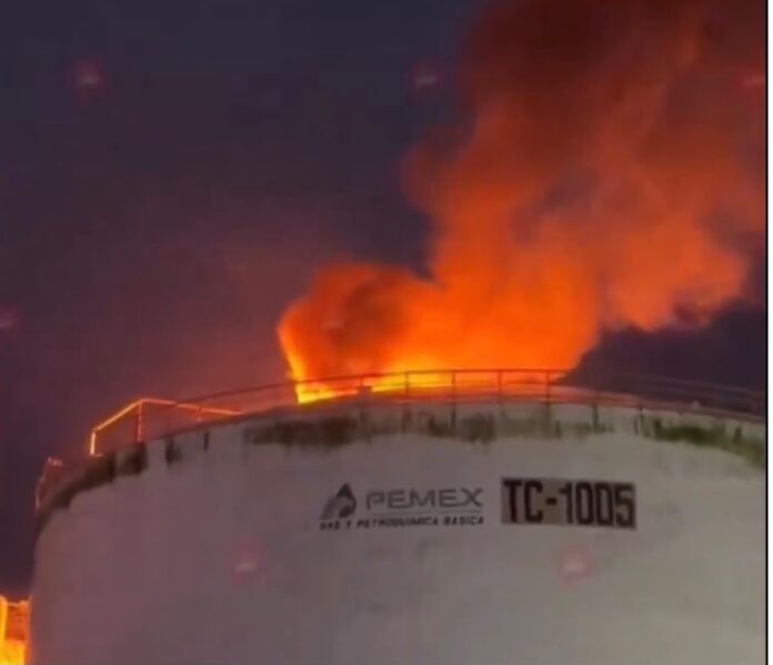 Pajaritos-Incendio De acuerdo con reportes de la paraestatal, alrededor de las 17:50 horas del pasado miércoles 19 de agosto, una tormenta eléctrica generó fuego en la válvula superior de la cúpula de un tanque que se encontraba fuera de operación en la Terminal de Almacenamiento y Servicios Portuarios Pajaritos.