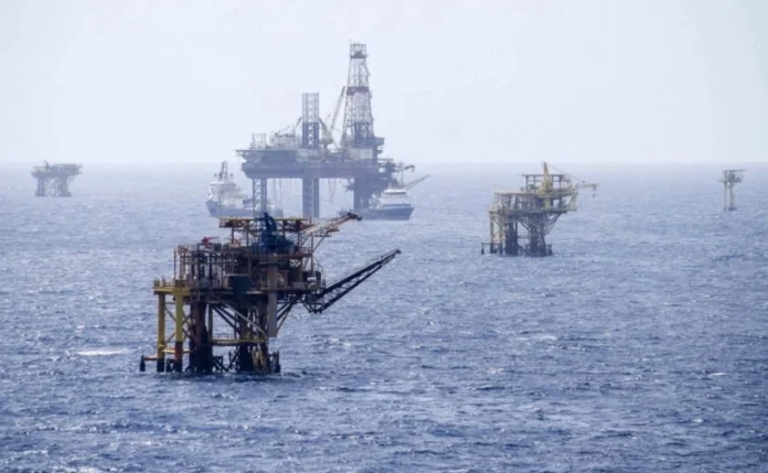 Pemex-Sindicalizados Tras discutir la propuesta de Pemex, que también contempla un aumento del 2 por ciento en prestaciones, los trabajadores decidieron no aprobarla.