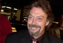Murió Tim Curry, actor que interpretó a Pennywise y al Dr Frank-N-Furter El actor británico Tim Curry, famoso por su papel como Dr Frank-N-Furter en el filme musical de culto "The Rocky Horror Picture Show", murió a los 80 años, informó este miércoles el sitio especializado TMZ.