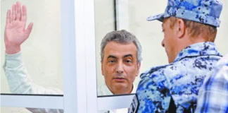 Putin encarcela a político pacifista El político, de 63 años es uno de los poquísimos adversarios del Kremlin que permanecieron en Rusia después de que el gobierno lanzara una dura campaña de represión contra la disidencia tras el ataque a Ucrania en 2022.