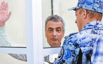 Putin encarcela a político pacifista El político, de 63 años es uno de los poquísimos adversarios del Kremlin que permanecieron en Rusia después de que el gobierno lanzara una dura campaña de represión contra la disidencia tras el ataque a Ucrania en 2022.