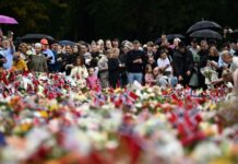 Luto en Noruega: decenas de miles de personas despiden al rey Harald V con flores y tarjetas Un mar de flores de colores cubrió Slottsplassen, la plaza ubicada frente a la residencia del monarca, mientras un flujo constante de noruegos pasaba por el lugar para presentar sus respetos.