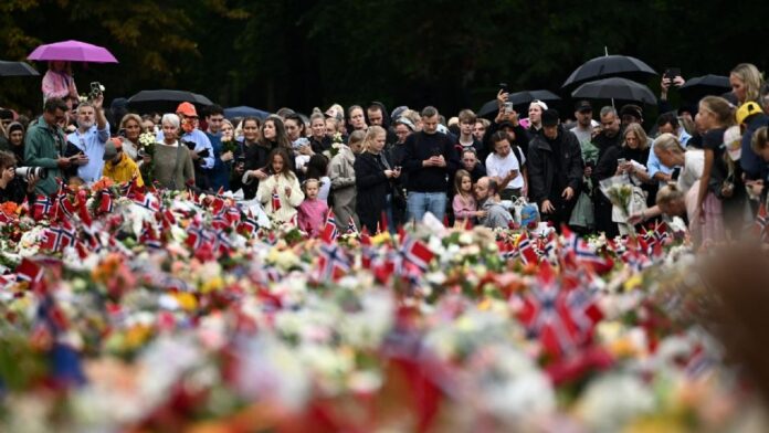 Rey Harald-Noruega Un mar de flores de colores cubrió Slottsplassen, la plaza ubicada frente a la residencia del monarca, mientras un flujo constante de noruegos pasaba por el lugar para presentar sus respetos.