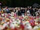 Luto en Noruega: decenas de miles de personas despiden al rey Harald V con flores y tarjetas Un mar de flores de colores cubrió Slottsplassen, la plaza ubicada frente a la residencia del monarca, mientras un flujo constante de noruegos pasaba por el lugar para presentar sus respetos.