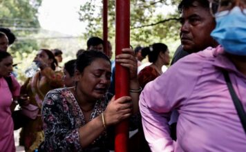Suman casi 400 muertos por riada en Nepal y más de mil 400 desaparecidos, entre ellos extranjeros de 30 países Según la última actualización de la Autoridad Nacional de Desastres, al menos 910 personas están "sin contacto", entre las que se contabilizan 517 foráneos