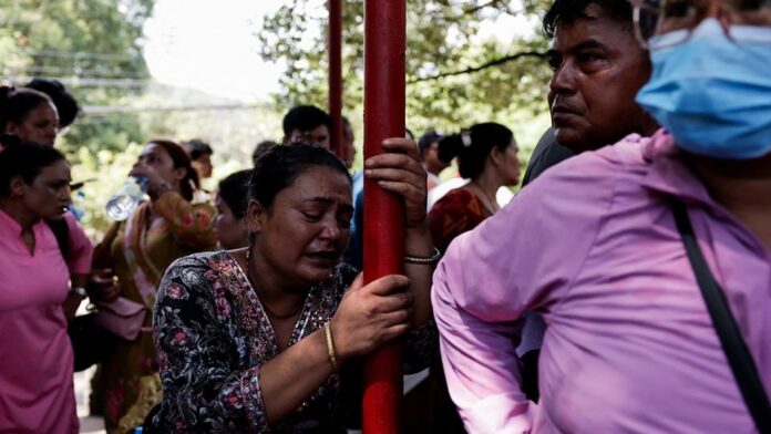 Según la última actualización de la Autoridad Nacional de Desastres, al menos 910 personas están "sin contacto", entre las que se contabilizan 517 foráneos