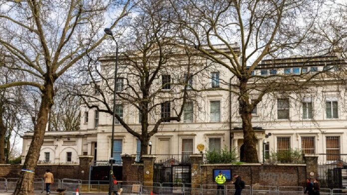 Rusia-Inglaterra Rebajar el nivel de una relación diplomática mediante la retirada de un embajador es una forma oficial que tiene un gobierno de expresar un profundo malestar o protesta sin llegar a romper los vínculos.