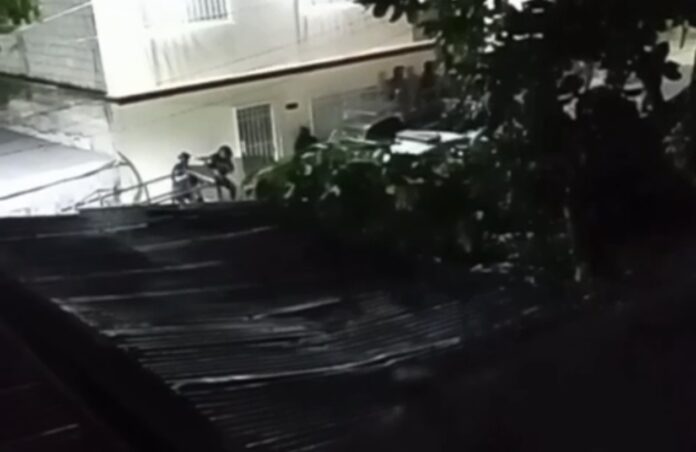 San AndrésT-Militares Los uniformados fueron recibidos con disparos, por lo que respondieron el ataque, desencadenándose un enfrentamiento que quedó registrado en videos que fueron difundidos en redes sociales.