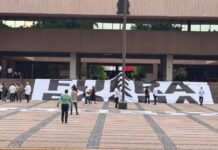 “Fuera Rocha”: empresarios, ciudadanos y políticos de oposición protestan en Culiacán para exigir el fin de su mandato Empresarios, líderes civiles, ciudadanos y legisladores de oposición en Sinaloa exigieron la salida definitiva de Rubén Rocha Moya y que deje de gobernar su círculo político cercano en el estado.