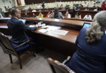 Congreso de Sinaloa sesionará este domingo para elegir a quien sustituirá a Rubén Rocha Tras recibir la tarde de este sábado la nueva solicitud de licencia temporal del morenista Rubén Rocha Moya al cargo de gobernador de Sinaloa, la diputación local permanente anunció que sesionará este domingo 23 de agosto a las 11 de la mañana para dar trámite al oficio.