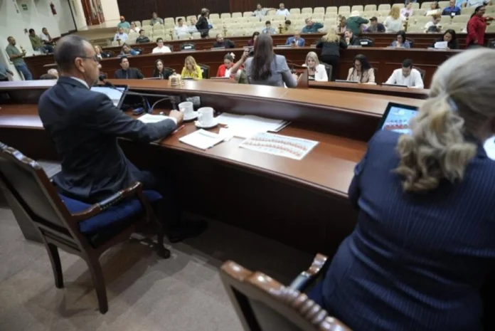 Sinaloa-Legislatura Tras recibir la tarde de este sábado la nueva solicitud de licencia temporal del morenista Rubén Rocha Moya al cargo de gobernador de Sinaloa, la diputación local permanente anunció que sesionará este domingo 23 de agosto a las 11 de la mañana para dar trámite al oficio.