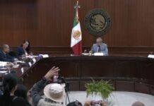 Congreso de Sinaloa concede por segunda ocasión a Rocha Moya la licencia para dejar la gubernatura El morenista enfrenta una acusación en Estados Unidos por nexos con Los Chapitos, quienes lo habría ayudado a lograr la gubernatura.