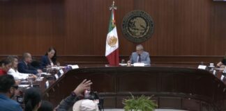 Congreso de Sinaloa concede por segunda ocasión a Rocha Moya la licencia para dejar la gubernatura El morenista enfrenta una acusación en Estados Unidos por nexos con Los Chapitos, quienes lo habría ayudado a lograr la gubernatura.