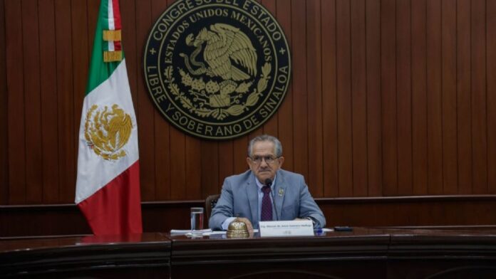 "Parece broma, pero no lo es! Acaban de cancelar la sesión extraordinaria de ahorita a las 8:00 de la mañana, sin documento, sin explicación, sin especificar a que hora mas tarde seria la nueva convocatoria para la sesión", escribió la diputada local Paola Gárate.