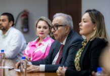 “¡Fuera Rocha!”: convocan a protesta contra el regreso del morenista a la gubernatura de Sinaloa Activistas y líderes de organizaciones y cámaras empresariales convocaron a una manifestación este lunes frente a las instalaciones del Palacio de Gobierno en rechazo del retorno de Rocha Moya a la gobernatura de Sinaloa.