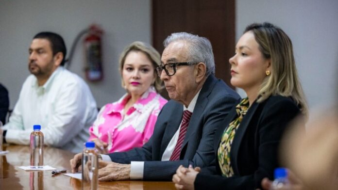 Activistas y líderes de organizaciones y cámaras empresariales convocaron a una manifestación este lunes frente a las instalaciones del Palacio de Gobierno en rechazo del retorno de Rocha Moya a la gobernatura de Sinaloa.