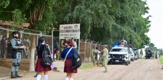 Ejército blinda escuelas por regreso a clases en Sinaloa: vigilan planteles tras amenaza en colegio privado de Culiacán El despliegue coloca a las escuelas dentro del dispositivo de seguridad estatal en un momento particularmente sensible para Sinaloa, donde la violencia criminal ha obligado a mantener operativos permanentes en distintos municipios.