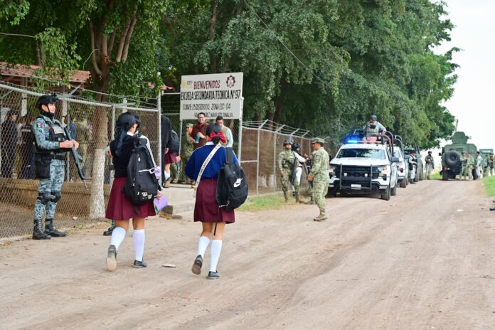 Sinaloa-Seg El despliegue coloca a las escuelas dentro del dispositivo de seguridad estatal en un momento particularmente sensible para Sinaloa, donde la violencia criminal ha obligado a mantener operativos permanentes en distintos municipios.