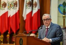 Sinaloa se queda sin gobernador; diputados definirán al sucesor de Rocha Moya este lunes Tras aprobar la licencia de Rocha Moya, el Congreso de Sinaloa citó a una nueva sesión ordinaria para este lunes a las 11:00 de la mañana.