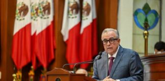 Sinaloa se queda sin gobernador; diputados definirán al sucesor de Rocha Moya este lunes Tras aprobar la licencia de Rocha Moya, el Congreso de Sinaloa citó a una nueva sesión ordinaria para este lunes a las 11:00 de la mañana.