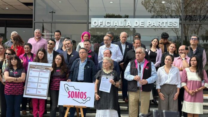 Somos En el escrito que entregaron en la Oficialía de Partes del INE, los dirigentes de “Somos” dijeron que el INE “debe revisar el nuevo diseño sin imponer directamente un nombre, emblema, combinación cromática o diseño especifico y siempre respetando la auto organización del partido y el derecho de audiencia”.