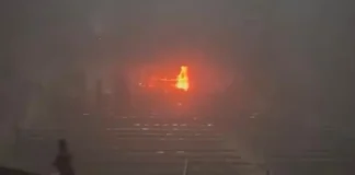 Grupo armado incendia ring y realiza detonaciones en el CUM de Hermosillo; suspenden función de boxeo Un grupo armado irrumpió la noche de ayer en el Centro de Usos Múltiples (CUM) de Hermosillo, realizó disparos y prendió fuego al cuadrilátero que sería utilizado este sábado para la función de boxeo y entretenimiento “Noche Suprema: El Norte Manda”.