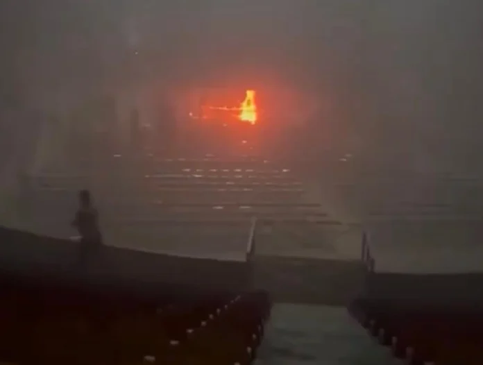 Un grupo armado irrumpió la noche de ayer en el Centro de Usos Múltiples (CUM) de Hermosillo, realizó disparos y prendió fuego al cuadrilátero que sería utilizado este sábado para la función de boxeo y entretenimiento “Noche Suprema: El Norte Manda”.