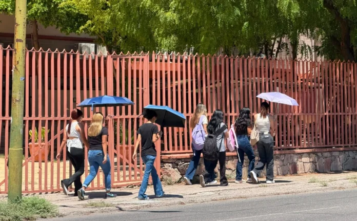 Las recomendaciones incluyen evitar actividades físicas prolongadas al aire libre durante las horas de mayor calor y no dejar dentro de vehículos estacionados a niñas, niños, adultos mayores ni mascotas, debido al rápido incremento de la temperatura en el interior de las unidades.