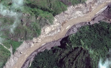 China alerta sobre «alto riesgo» de colapso de lago formado en frontera entre el Tíbet y Nepal "El caudal que ingresa al lago podría alcanzar unos 3 millones de metros cúbicos en los próximos tres días debido a las lluvias continuas", informó la agencia oficial de noticias Xinhua.