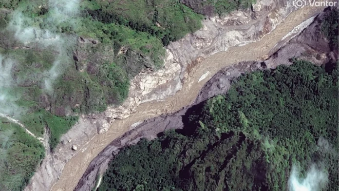 Tibet-Nepal "El caudal que ingresa al lago podría alcanzar unos 3 millones de metros cúbicos en los próximos tres días debido a las lluvias continuas", informó la agencia oficial de noticias Xinhua.